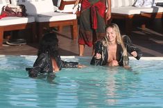Заманчивая Кэндис Свейнпол топлесс в бассейне в Рио-де-Жанейро фото #8