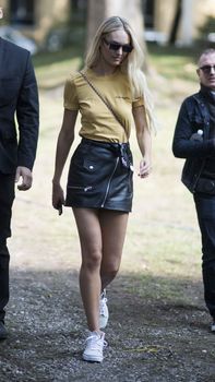 Милая Кэндис Свейнпол без лифчика на Milan Fashion Week фото #4