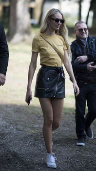 Милая Кэндис Свейнпол без лифчика на Milan Fashion Week фото #5