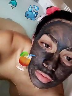 Проказница Charli XCX засветила сиськи в ванной для SnapChat фото #1