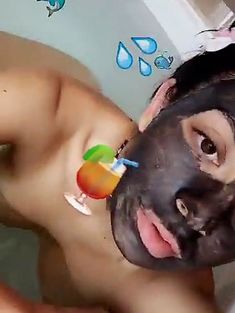 Проказница Charli XCX засветила сиськи в ванной для SnapChat фото #2