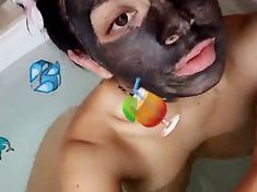 Проказница Charli XCX засветила сиськи в ванной для SnapChat фото #3