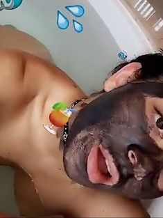 Проказница Charli XCX засветила сиськи в ванной для SnapChat фото #4