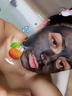 Проказница Charli XCX засветила сиськи в ванной для SnapChat фото #5
