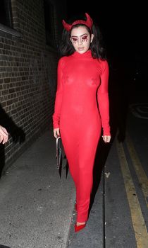 Сексуальная Charli XCX в прозрачном наряде для Хэллоуина фото #5