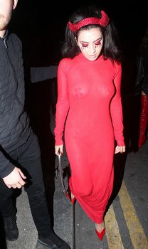 Сексуальная Charli XCX в прозрачном наряде для Хэллоуина фото #6