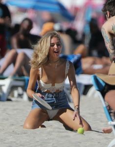Красивая грудь Кьяры Ферраньи выпала из купальника на пляже Майами фото #1