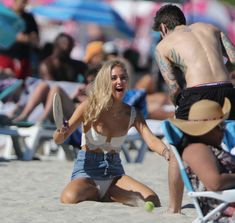 Красивая грудь Кьяры Ферраньи выпала из купальника на пляже Майами фото #2