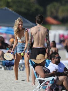 Красивая грудь Кьяры Ферраньи выпала из купальника на пляже Майами фото #5
