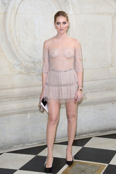 Голая грудь Кьяры Ферраньи сквозь прозрачный наряд на Paris Fashion Week фото #3