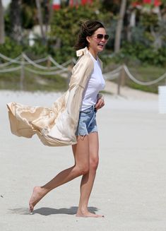 Шикарная Крисси Тейген без лифчика на Майами фото #15