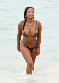 Сочная грудь Кристины Милиан выпала из купальника на пляже фото #4