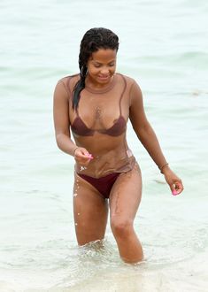 Сочная грудь Кристины Милиан выпала из купальника на пляже фото #5
