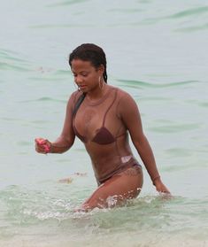 Сочная грудь Кристины Милиан выпала из купальника на пляже фото #11