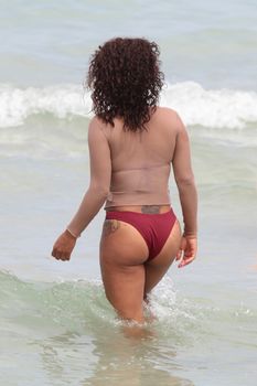 Сочная грудь Кристины Милиан выпала из купальника на пляже фото #15