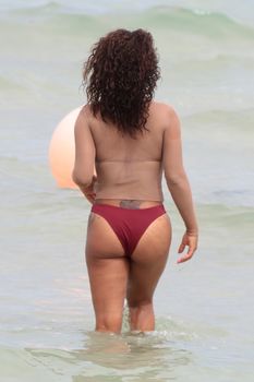Сочная грудь Кристины Милиан выпала из купальника на пляже фото #16
