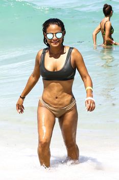 Страстная Кристина Милиан в красивом бикини на пляже Майами фото #1