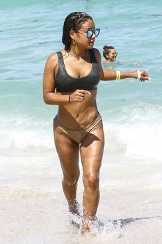 Страстная Кристина Милиан в красивом бикини на пляже Майами фото #2