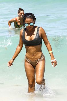 Страстная Кристина Милиан в красивом бикини на пляже Майами фото #3