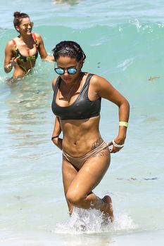 Страстная Кристина Милиан в красивом бикини на пляже Майами фото #4