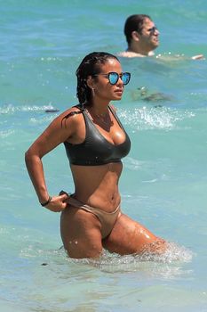 Страстная Кристина Милиан в красивом бикини на пляже Майами фото #5