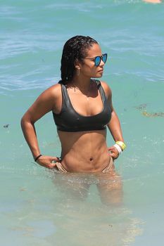 Страстная Кристина Милиан в красивом бикини на пляже Майами фото #6