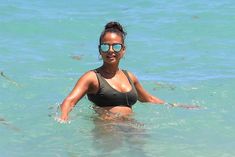 Страстная Кристина Милиан в красивом бикини на пляже Майами фото #7