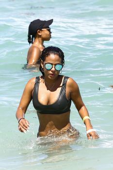 Страстная Кристина Милиан в красивом бикини на пляже Майами фото #8
