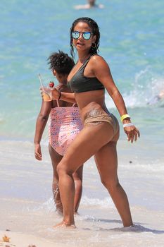 Страстная Кристина Милиан в красивом бикини на пляже Майами фото #11