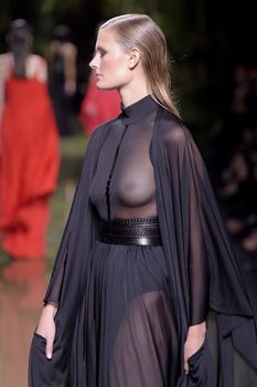 Голая грудь Констанс Яблонски в прозрачном наряде на Balmain Fashion Show фото #8
