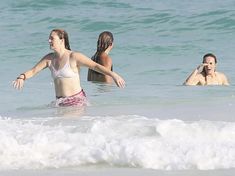 Торчащие соски Дрю Бэрримор в купальнике на пляже Майами фото #1