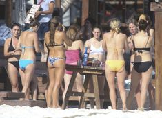 Торчащие соски Дрю Бэрримор в купальнике на пляже Майами фото #11