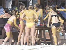 Торчащие соски Дрю Бэрримор в купальнике на пляже Майами фото #12