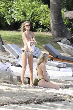 Голая грудь Эдиты Вилкевичуте в бикини на пляже в Сен-Бартелеми фото #2
