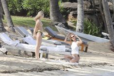 Голая грудь Эдиты Вилкевичуте в бикини на пляже в Сен-Бартелеми фото #4