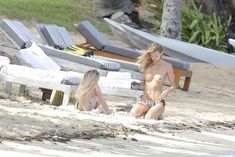 Голая грудь Эдиты Вилкевичуте в бикини на пляже в Сен-Бартелеми фото #5