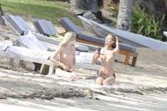 Голая грудь Эдиты Вилкевичуте в бикини на пляже в Сен-Бартелеми фото #8
