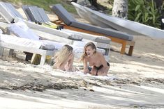 Голая грудь Эдиты Вилкевичуте в бикини на пляже в Сен-Бартелеми фото #10