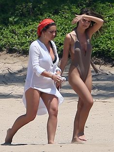 Шикарное бикини Эмили Ратаковски на пляже в Мексике фото #1