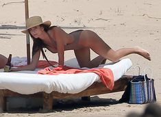 Шикарное бикини Эмили Ратаковски на пляже в Мексике фото #5