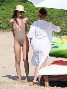 Шикарное бикини Эмили Ратаковски на пляже в Мексике фото #12