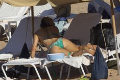 Сексуальная Ферги в красивом бикини на пляже в Мауи фото #14