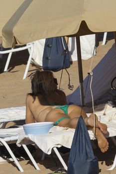 Сексуальная Ферги в красивом бикини на пляже в Мауи фото #16