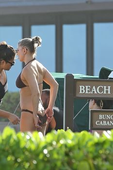 Красивая Ферги в бикини на пляже в Кауаи фото #17