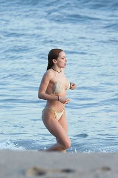 Сексуальная Франческа Иствуд засветила грудь на пляже в Малибу фото #2