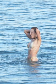 Сексуальная Франческа Иствуд засветила грудь на пляже в Малибу фото #3