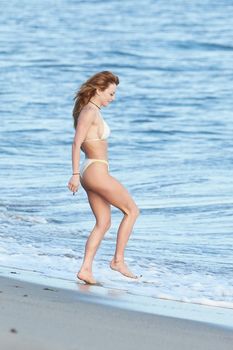 Сексуальная Франческа Иствуд засветила грудь на пляже в Малибу фото #6