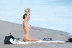 Сексуальная Франческа Иствуд засветила грудь на пляже в Малибу фото #15
