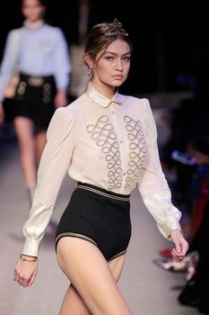 Голые сиськи Джиджи Хадид в прозрачной блузке на New York Fashion Week фото #2
