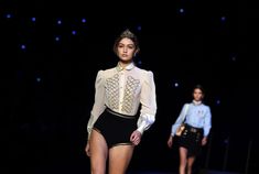 Голые сиськи Джиджи Хадид в прозрачной блузке на New York Fashion Week фото #4